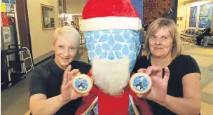  ??  ?? Yvonne Gray and Pam Cree with Rain Song Oor Wullie in his festive outfit.