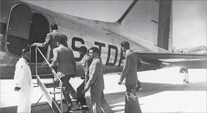  ??  ?? Primeiros passageiro­s embarcaram a 19 de setembro de 1946. O avião tinha 19,67 metros de compriment­o e capacidade para 21 pessoas