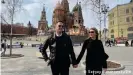  ??  ?? Хайнс-Герд Пинкернель и Катя Хармс прилетели в Москву, чтобы сделать прививку от ковида
