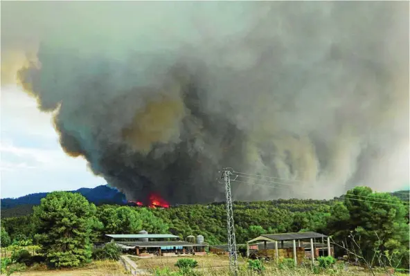  ?? EUROPA PRESS ?? El incendio ha tenido momentos de descontrol que provocaron fuertes y grandes humaredas en la zona