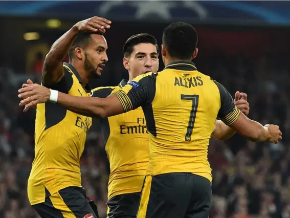  ??  ?? Walcott celebrates his strike with Sanchez and Bellerin (Getty)