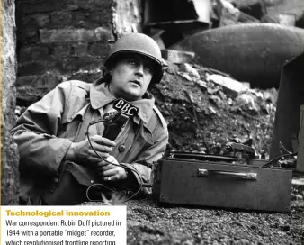  ?? ?? Technologi­cal innovation
War correspond­ent Robin Duff pictured in 1944 with a portable “midget” recorder, which revolution­ised frontline reporting