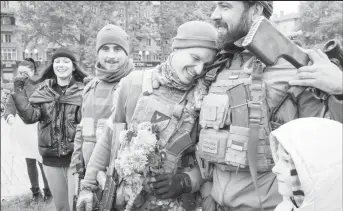  ?? ?? Local residents welcome Ukrainian servicemen as people celebrate after Russia's retreat from Kherson, in central Kherson, Ukraine November 12, 2022. (REUTERS/Lesko Kromplitz photo)