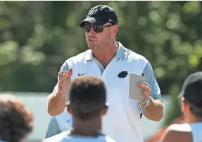  ?? GODOFREDO VASQUEZ/USA TODAY SPORTS ?? Trent Dilfer talks to the Elite 11 quarterbac­ks before the start of the football camp for high school football players.