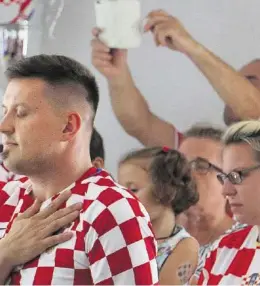  ?? STEFAN VILIOTTI ?? In Möhlin haben gestern auch Freunde und Bekannte von Ivan Rakiticmit dem kroatische­n Fussballte­am mitgefiebe­rt.