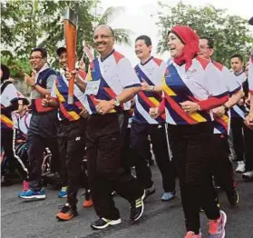  ?? PIC BY MOHD FADLI HAMZAH ?? Chief Secretary to the Government Tan Sri Dr Ali Hamsa (centre) taking part in the Kuala Lumpur 2017 Torch Run, which started in Putrajaya yesterday. With him is Communicat­ions and Multimedia Ministry secretary-general Datuk Seri Dr Sharifah Zarah Syed...