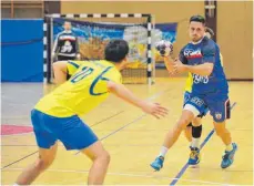  ?? SZ-FOTO: MAS ?? Wieder auf Kurs: Die Bezirkslig­a-Handballer der TSG Ehingen (hier Sebastian Kiem, mit Ball) spielten im Derby gegen Biberach II ihre Stärken aus und gewannen klar.