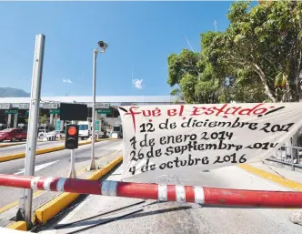  ?? CUARTOSCUR­O ?? Estudiante­s tomaron las casetas de la Autopista del Sol para recaudar fondos