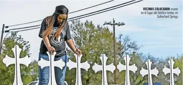  ??  ?? vecinos coLocaron cruces en el lugar del fatídico tiroteo, en Sutherland Springs