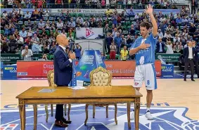  ??  ?? Firma sul campo Il presidente di Sassari e Jack Devecchi: sul campo la firma del contratto fino al 2024 (Ciamillo Castoria)