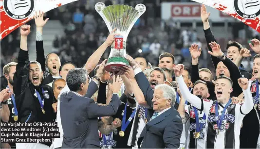  ??  ?? Im Vorjahr hat ÖFB- Präsident Leo Windtner ( r.) den Cup- Pokal in Klagenfurt an Sturm Graz übergeben.