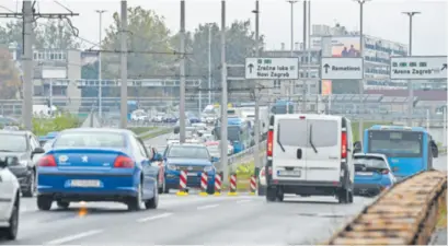  ?? ?? SVAKO JUTRO OVUDA PROLAZIM I TAKVO ŠTO NISAM VIDIO... Kopa se istočni dio kolnika pa se vozila preusmjera­vaju na zapadni, a u drugoj će etapi biti obrnuto