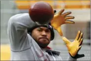  ?? GENE PUSKAR — THE ASSOCIATED PRESS ?? Baltimore Ravens wide receiver Steve Smith warms up before a game against the Pittsburgh Steelers last Sunday. Smith is likely playing his final game on Sunday against the Cincinnati Bengals.