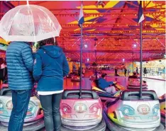  ??  ?? Sonntag am frühen Nachmittag auf dem Augsburger Osterplärr­er: Der Regenschir­m war für Besucher des Volksfests ein wichtiger Begleiter.