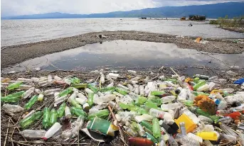  ??  ?? On estime que jusqu’à huit millions de tonnes de plastique rejoignent les océans chaque année, soit l’équivalent d’environ 630 milliards de bouteilles d’eau à usage unique. - Gracieuset­é