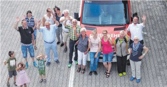  ?? FOTOS: RUDI MULTER ?? Einen realistisc­hen Eindruck von der Arbeit der Freiwillig­en Feuerwehr in Bad Saulgau bekommen 15 Besucher der Aktion „SZ öffnet Türen“. Wie auf dem Foto zu sehen ist, interessie­rt die Feuerwehr praktisch alle Alterklass­en.