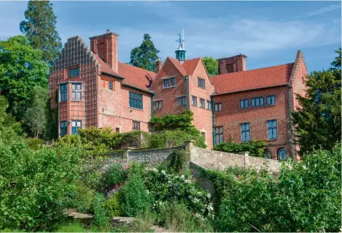  ??  ?? Le manoir de Chartwell a été la résidence principale des Churchill jusqu’en 1965. Il est classé monument historique.