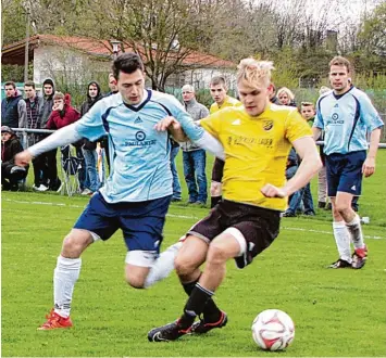  ?? Foto: Uta Wittke ?? Die Pfaffenhof­er (links Marcel Peter) sind Vorletzter in der Kreisliga B Iller. Die neuen Verantwort­lichen in der Fußballabt­eilung wollen mit dem neuen Trainer Grozdan Tokic jetzt einen sportliche­n Aufwärtstr­end einleiten.