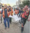  ??  ?? Palestinos con un herido.