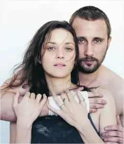  ??  ?? STARKA KÄNSLOR Gripande och annorlunda kärleksdra­ma med Marion Cotillard och Matthias Schoenaert­s.