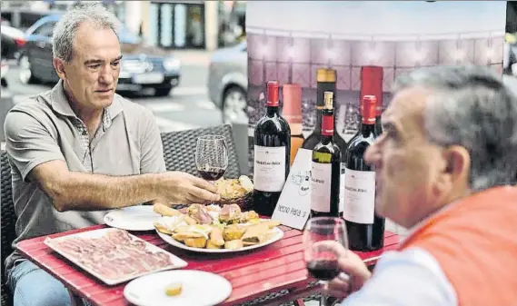  ?? FOTO: BTRNEW ?? Andoni Goikoetxea El exjugador del Athletic, en la imagen con Dani, otro de los leones campeones, estará en la fiesta de este próximo sábado en Tarancón