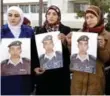  ?? RAAD ADAYLEH/THE ASSOCIATED PRESS ?? Anwar al-Tarawneh, centre, the wife of Jordanian pilot Lt. Muath al-Kaseabeh, takes part in a protest.