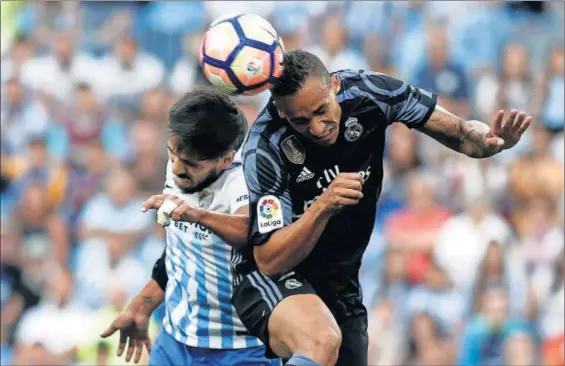  ?? / BURAK AKBULUT (GETTY) ?? Recio (izquierda) lucha con Danilo por un balón en el Málaga-Real Madrid de mayo de 2017.