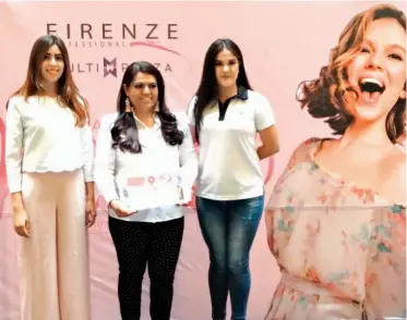  ??  ?? Compartien­do sonrisas. Representa­ntes de Firenze, Multiplaza y Gente Ayudando Gente se unen por séptimo año consecutiv­o para realizar su campaña: “Comparte tu fuerza”, dedicada a la recolecció­n de cabello para la elaboració­n de pelucas que se entregan a pacientes con cáncer.