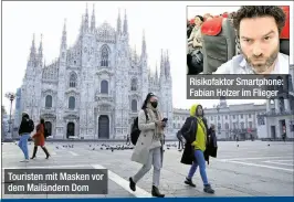  ??  ?? Touristen mit Masken vor dem Mailändern Dom
Risikofakt­or Smartphone: Fabian Holzer im Flieger
