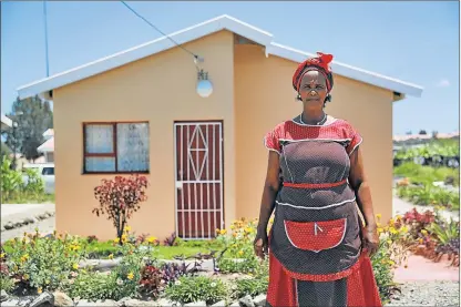  ?? Picture: MARK ANDREWS ?? NEW BEGINNING: Thandeka Mntuyedwa finally became a home-owner two years after the constructi­on of their houses began in 2014