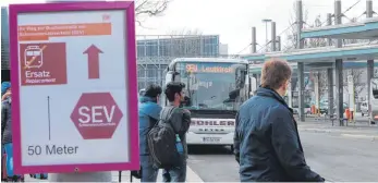  ?? FOTO: CORINNA KONZETT ?? Wer von Memmingen nach Leutkirch reist, muss bis September auf den Bus umsteigen. Schilder am Memminger Bahnhof weisen auf den Schienener­satzverkeh­r hin.