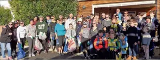  ?? (Photos M. Sk.) ?? Voici une partie des deux cents bénévoles écocitoyen­s qui ont participé à l’opération Provence propre, sur le littoral toulonnais.