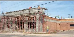  ?? kevin Myrick ?? Constructi­on work continues in downtown Cedartown on a new museum containing the collection of Doug Sanders.