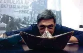  ??  ?? Sopra: l’artista Velasco Vitali con la sua scultura Barca, fusa alla Fonderia Artistica Battaglia a Milano