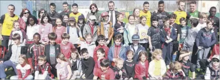  ?? (Photos C.N.) ?? Bras dessus, bras dessous avec les Aiglons, les écoliers ont ramené à la maison une photo de classe inédite.