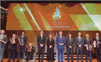  ??  ?? SULTAN Nazrin bersama penerima Anugerah Merdeka 2017 di Dewan Philharmon­ik KLCC, malam tadi.