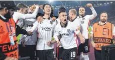  ?? FOTO: KEVIN VOIGT/IMAGO ?? Die Eintracht-Spieler um Siegtorsch­ütze Daichi Kamada (Mitte) feiern mit den mitgereist­en Frankfurte­r Fans.