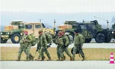  ?? AP ?? Los soldados norteameri­canos a su llegada ayer a Polonia
