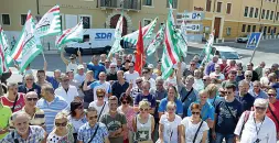  ??  ?? Lavoro a rischio Alcuni dipendenti della Ferroli durante una delle proteste per i tagli