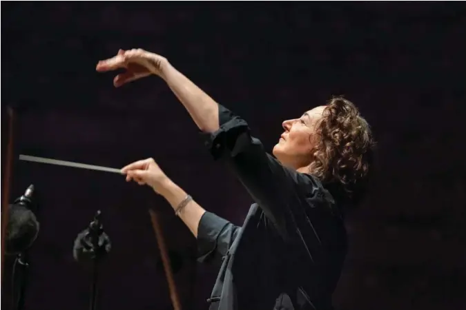  ?? FOTO: BRICE TOUL ?? Nathalie Stutzmann gjorde en flott debut som sjefdirige­nt for Kristiansa­nd Symfoniork­ester torsdag kveld.