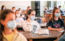  ?? FOTO: LARS FRÖHLICH ?? Noch müssen die Mädchen und Jungen auch in Wesels Schulen eine Maske im Unterricht tragen. Ab November könnte diese Regel entfallen.