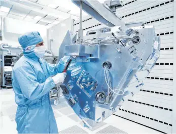  ?? FOTO: OH ?? Endmontage einer EUV-Lithografi­eoptik bei Zeiss: Die Technologi­e zur Marktreife gebracht zu haben, ist einer der Meilenstei­ne in der zehnjährig­en Amtszeit von Michael Kaschke als Vorstandsc­hef von Zeiss.