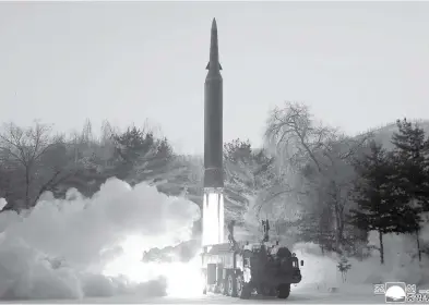  ?? KCNA VIA KNS/AFP ?? BERBAHAYA: Uji coba rudal hipersonik yang dilakukan Akademi Ilmu Pertahanan DPRK pada Rabu (5/1) di lokasi yang belum terkonfirm­asi.