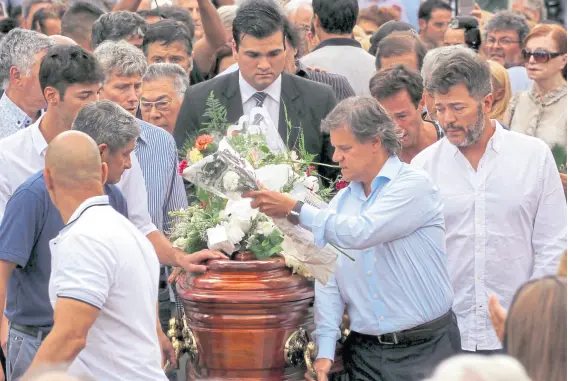  ?? Ricardo pristupluk ?? El periodista Enrique Sacco, pareja de Pérez Volpin, ayer, durante el entierro en el cementerio de la Chacarita