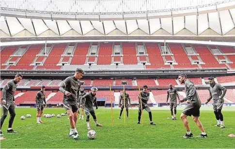  ?? ATLÉTICO ?? Los jugadores del Atlético, en una sesión en el Metropolit­ano, donde no podrán jugar contra el Chelsea