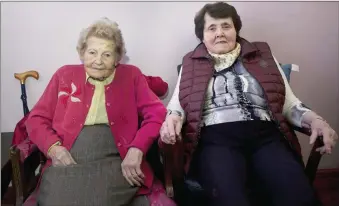  ??  ?? Philomena Barry ( 90) and Annie Duffy reminisce about the Mountbatte­n family last Friday.