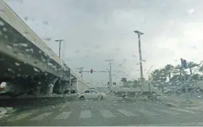  ??  ?? Left: Rain in Doha yesterday.
PICTURES: Jayaram