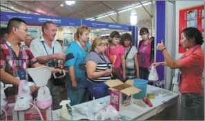  ??  ?? Small appliances made in China are hot items among Russian visitors at the expo.