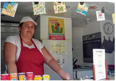  ??  ?? Stéphanie dans son food-truck mardi dernier sur la place de Saint-Cyr-sur-Morin.