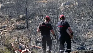 ?? (Photo PQR/La Provence) ?? Pour éviter toute reprise, les pompiers, appuyés au besoin par des hélicoptèr­es bombardier­s d’eau, ont fini de noyer les zones brûlées.